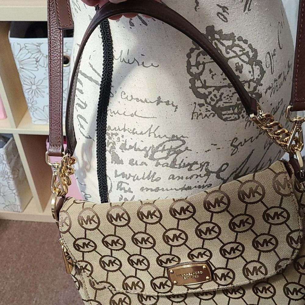 Authentic Michael kors cross body purse. - Picture 4 of 16